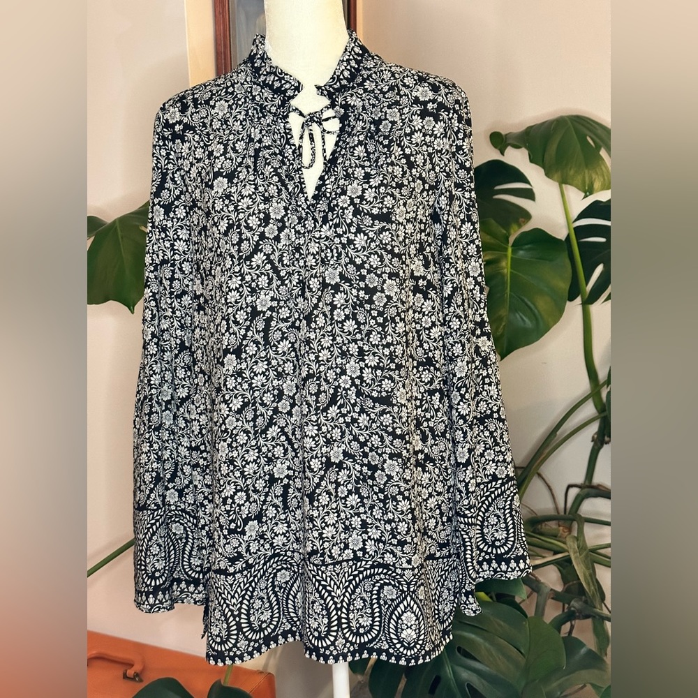 Tunic with pretty bell split sleeve